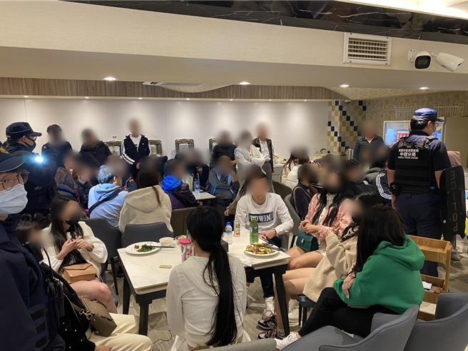 桃园中坜警方近日破获去年曾被查获的百家乐大型赌场。（翻摄照片／蔡明亘桃园传真）