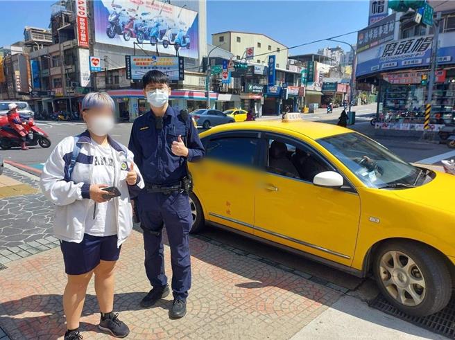 桃園中壢警方協助女高中生找回遺失在計程車上的iPhone。（翻攝照片／蔡明亘桃園傳真）