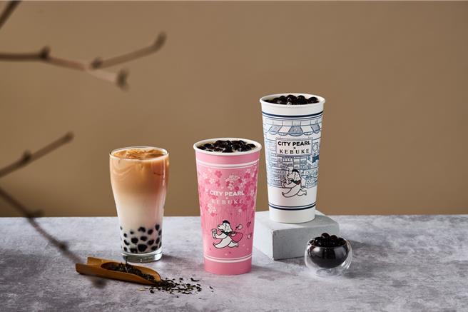 7-11 CITY PEARL首次携手「可不可熟成红茶专卖店」共同开发「冰胭脂红茶珍珠欧蕾」，原价75元、尝鲜价69元。（7-11提供／朱世凯台北传真）