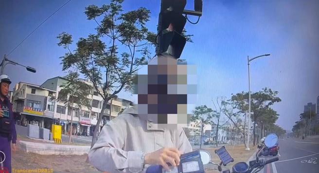 綠園道只供行人及慢車通行，但仍有不少機車騎士騎上來。（圖片來源：高市警交通大隊提供）