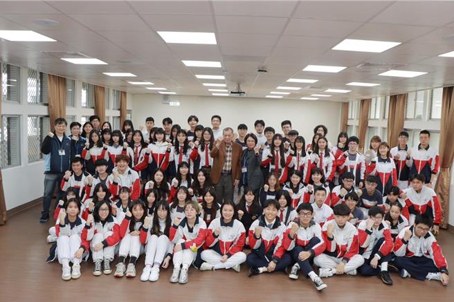 桃園市治平高中今年在大學繁星推薦再創佳績。（治平高中提供／蔡明亘桃園傳真）