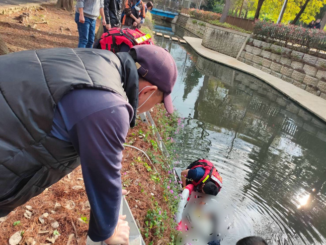 今19日下午15時許，台北市士林官邸旁池塘有民眾跌落。（翻攝畫面）