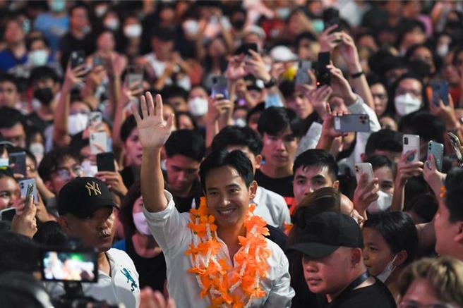 泰國前進黨去年5月大選囊括下議院最多席次，讓泰國刮起一股代表前進黨色彩的「橘色風潮」。圖為前進黨前黨魁皮塔。（路透社）