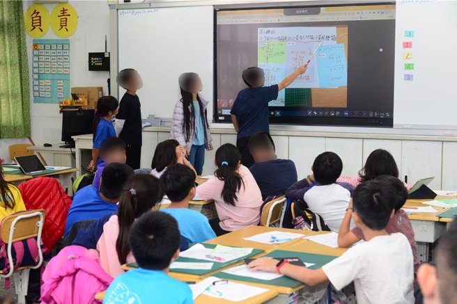 斗六市镇东国小实施自主学习的课堂上，学生分组讨论后上台发表答案或结论。（镇东国小提供）