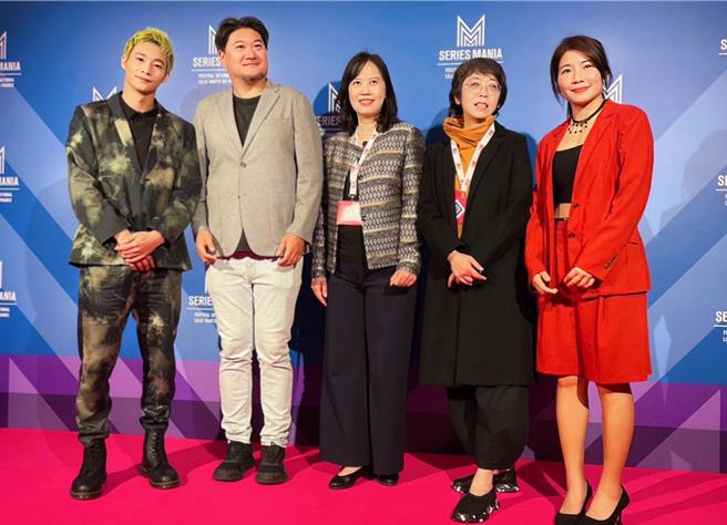 《听海涌》在《法国里尔 SERIES MANIA 剧集影展》举行全球首映，出品方代表臺湾公共电视总经理徐秋华（中）受邀出席，与本片监制于蓓华（右二），导演兼制作人孙介珩（左二）、制作人林佳儒（右一）、男主角黄冠智（左一）等人共同出席影展、全球首映。（公视提供）