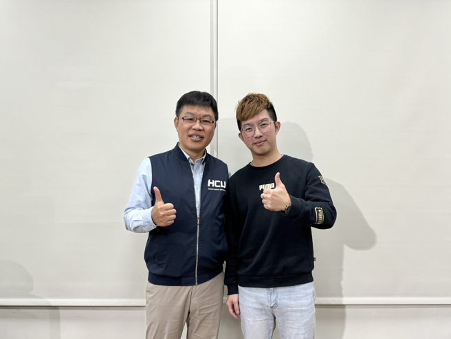 玄奘大学简绍琦校长与宗教系毕业校友陈亭峰合影。(照片/玄奘大学提供)