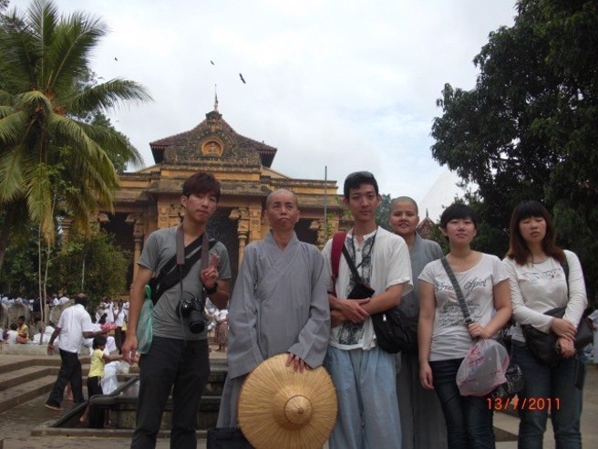 玄奘大学宗教系校友陈亭峰(左一)大学时期参加斯里兰卡海外实习。(照片/玄奘大学提供)