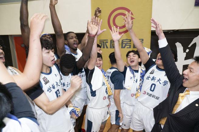 UBA四強賽本周末開賽，永慶房屋帶神秘禮物為世新男籃球員加油打氣。 (圖/永慶房屋提供)