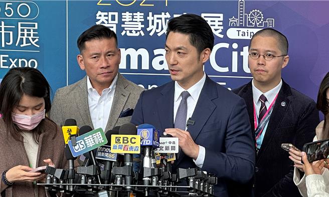 針對民眾黨北市議會黨團要求，應於臨時會期間針對警用監視器爭議到議會專案報告一事，台北市長蔣萬安（右二）19日受訪時，僅簡短表示「尊重議會」。（丁上程攝）