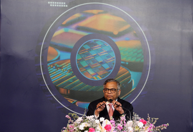 塔塔集團主席錢德拉塞卡蘭在該集團投資的印度首家晶圓廠奠基典禮上致辭，印度政府對這家晶圓廠寄予厚望。（圖／路透）