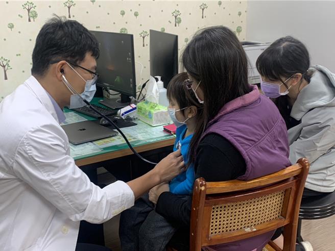 卫福部台中医院小儿科主任李德敏指出，近日门诊已经出现手足口症、疱疹性咽峡炎的小患者。（资料照片／冯惠宜台中传真）