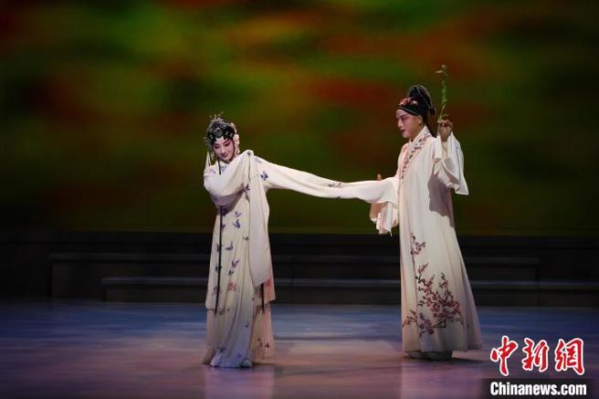 3月15日，青春版《牡丹亭》20周年庆演在高雄开启台湾首站演出。图为江苏省苏州昆剧院演员俞玖林(右)、沈丰英(左)扮演的柳梦梅、杜丽娘。（中新网）