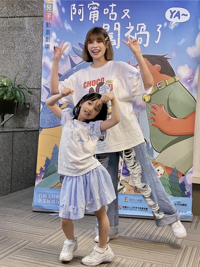 夏宇童（后）去年带着同门5岁童星以宁优格一起看戏。（梦田影像提供）