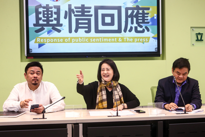 民进党立院党团干事长吴思瑶（中），图左为副干事长洪申翰，右为书记长庄瑞雄。（邓博仁摄）