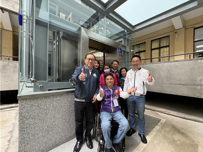 桃園市警局新增2座無障礙電梯。(蔡依珍攝)