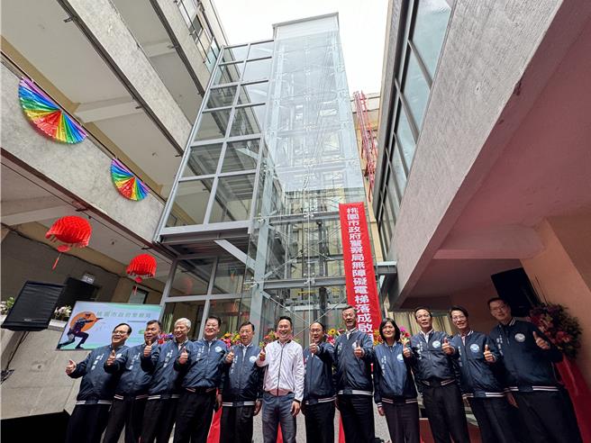 桃園市警局新增2座無障礙電梯。(蔡依珍攝)