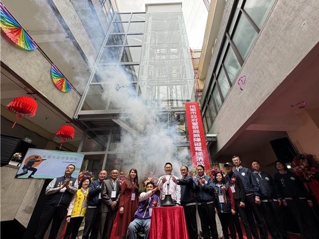 桃園市警局新增2座無障礙電梯。(蔡依珍攝)