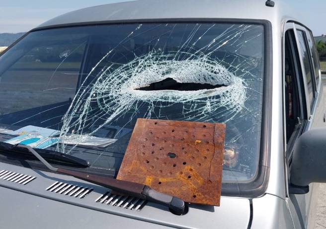 今（19）日下午14时许，台中一名陈姓女子开车行经苑里镇苗140线时，突然飞来一片铁片砸中挡风玻璃，铁片当场飞入车内，导致陈女下巴与手脚肢体挫伤送医。（翻摄画面）