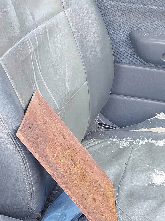 今（19）日下午14时许，台中一名陈姓女子开车行经苑里镇苗140线时，突然飞来一片铁片砸中挡风玻璃，铁片当场飞入车内，导致陈女下巴与手脚肢体挫伤送医。（翻摄画面）