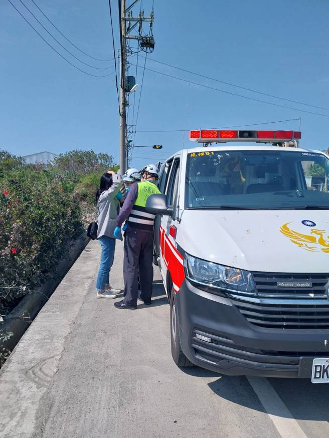 今（19）日下午14时许，台中一名陈姓女子开车行经苑里镇苗140线时，突然飞来一片铁片砸中挡风玻璃，铁片当场飞入车内，导致陈女下巴与手脚肢体挫伤送医。（翻摄画面）