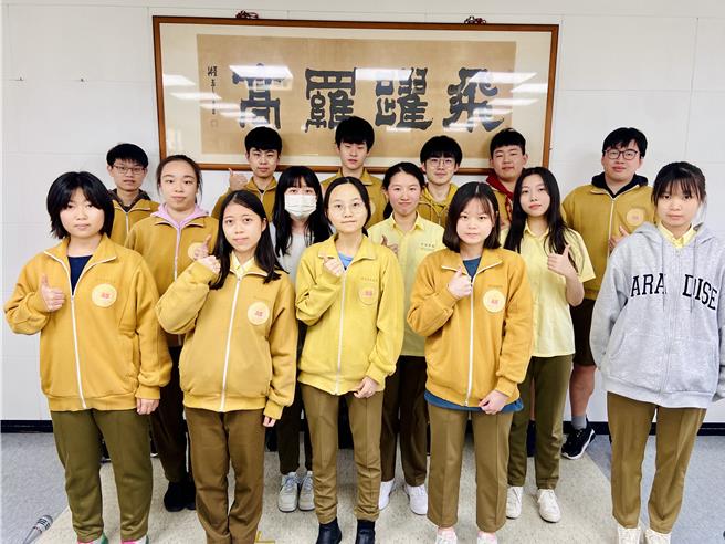 113学年度申请大学繁星推荐今（19日）公布录取名单，宜兰县国立罗东高中今年有5位同学获医学系通过，23位同学录取。（吴佩蓉摄）