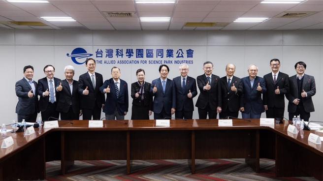 准总统赖清德19日展开「信赖新政，稳健接棒」倾听交流行程，首站和半导体座谈。（总统府提供）