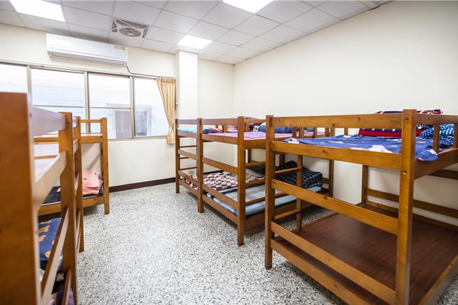埔里国中篮球队专用宿舍19日启用，学生对于训练完有舒服的地方休息十分感激。（南投县政府提供／杨静茹南投传真）