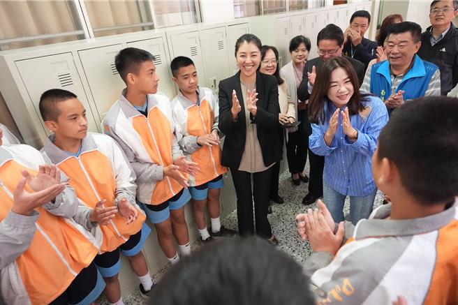 埔里国中篮球队学生感谢南投县长许淑华、立委马文君及南投县议员提供更好的生活环境，让他们能专心接受训练。（南投县政府提供／杨静茹南投传真）