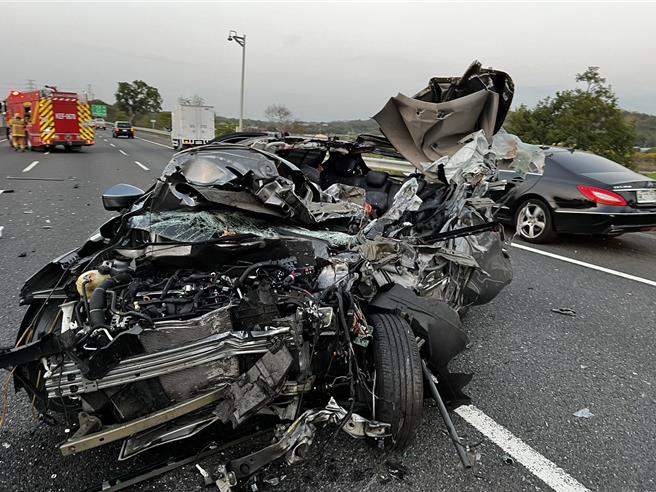 追撞大货车的休旅车严重毁损变形。（民眾提供／宝智华台南传真）