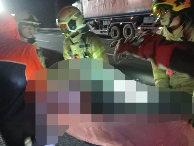 消防队员救出休旅车上郭姓男子，郭男已明显死亡。（民眾提供／宝智华台南传真）