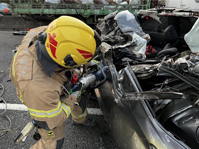 消防队员以油压剪切割休旅车车体。（民眾提供／宝智华台南传真）