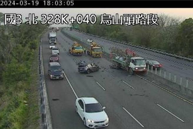 国３北上乌山头路段发生休旅车追撞大货车事故。（民眾提供／宝智华台南传真）