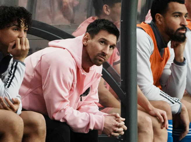 今年2月4日，美國足球大聯盟邁阿密國際隊赴香港交流，陣中球星梅西（中）臨時缺賽，全程坐在場邊，當場引發球迷不滿抗議。（資料照／路透）