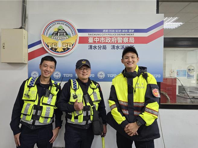 3名波麗士(右起為清水所楊宗翰、三田所陳奎宏、三田所黃文麒)回程有車不搭，堅持挑戰自己雙腳，來回徒步共20公里。（警方提供）