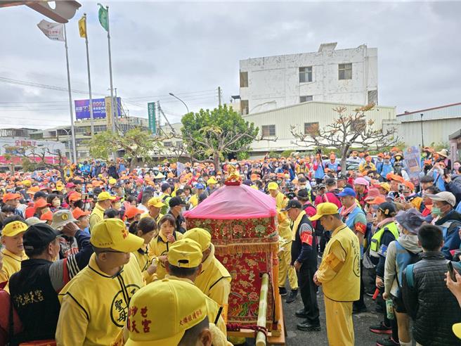 白沙屯媽祖鑾轎所到之處人山人海，大批信徒將現場擠得水洩不通。（民眾提供／陳淑娥台中傳真）