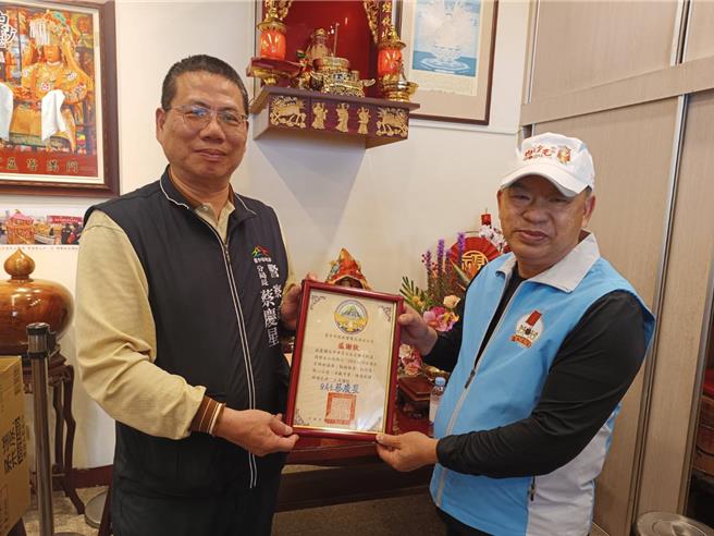 清水警分局長蔡慶星親自前往正牌米糕莊向店家表達謝意。（警方提供）