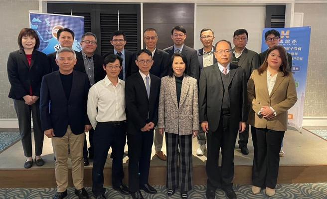 柜买中心总经理李爱玲(前排右三)、宏远证券总经理林祯民(前排左三)及与会公司管理阶层假台北君悦酒店举办「推动优质企业上（兴）柜宣导会」会场合影留念。图／柜买中心提供