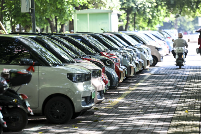 曾经有上百个品牌的中国电动车经市场淘汰只剩20家，未来2年内还要再倒闭7成。（图／新华社）