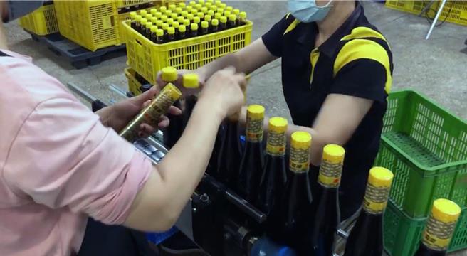 台南知名的醬油大廠東成醬油被爆料指「向萬家香等醬油大廠購買基底醬油調味，再貼上東成商標對外販售」，並非標榜的古法釀造。（讀者提供／洪榮志台南傳真）