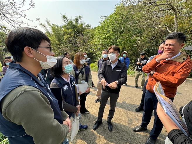新竹市香山区茄苳里近来频传非法倾倒土方、废弃物，市议员陈建名、刘康彦18日会勘。（刘康彦提供／王惠慧新竹传真）