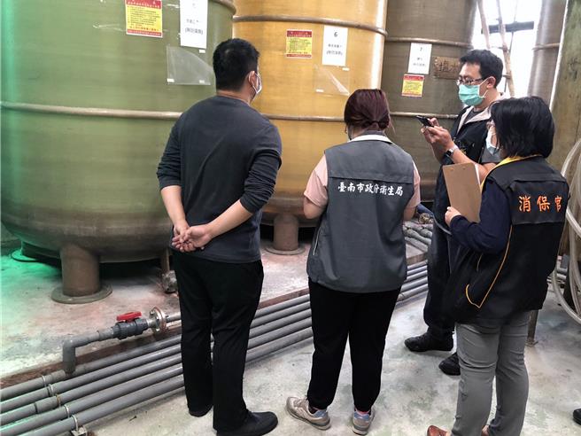 台南市政府卫生局19日下午会同政风单位、消保官及食品药物管理署南区管理中心人员前往东成酱油公司调查。（卫生局提供／洪荣志台南传真）