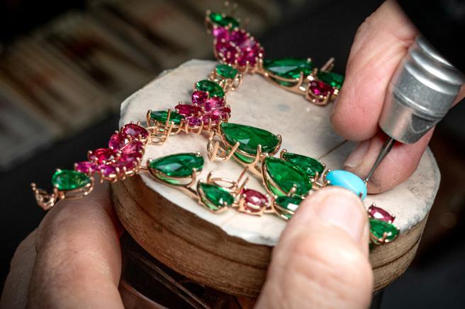 蕭邦珠寶以精湛工藝詮釋茱莉亞羅勃茲為蕭邦設計的祖母綠作品。（CHOPARD提供）