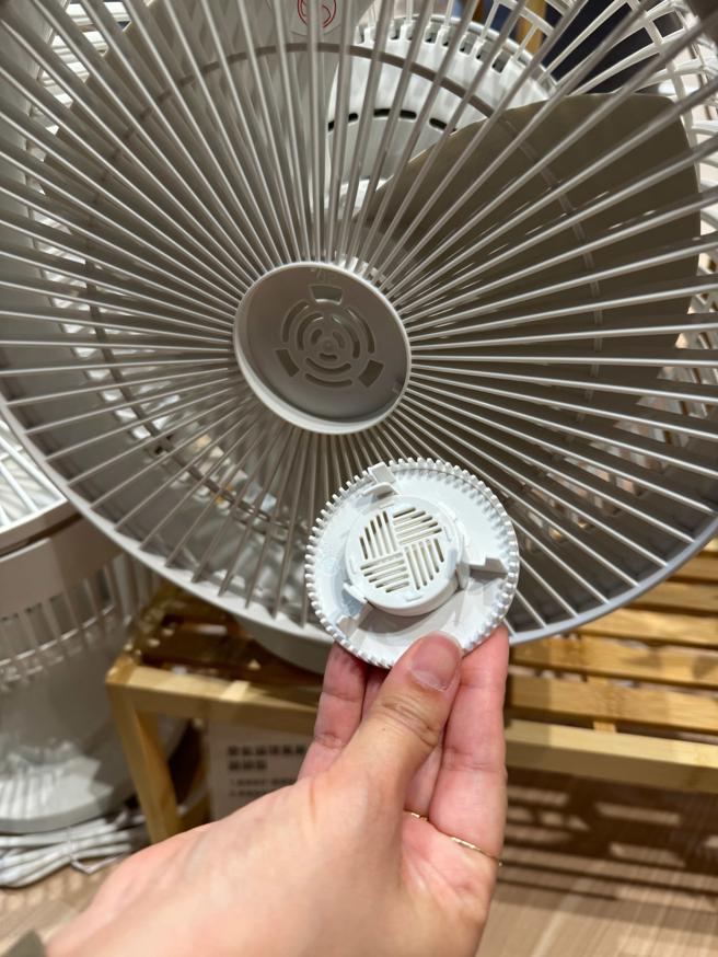 MUJI无印良品2024春夏推出可装精油，能吹出香氛的空气循环风扇。（古明弘摄）