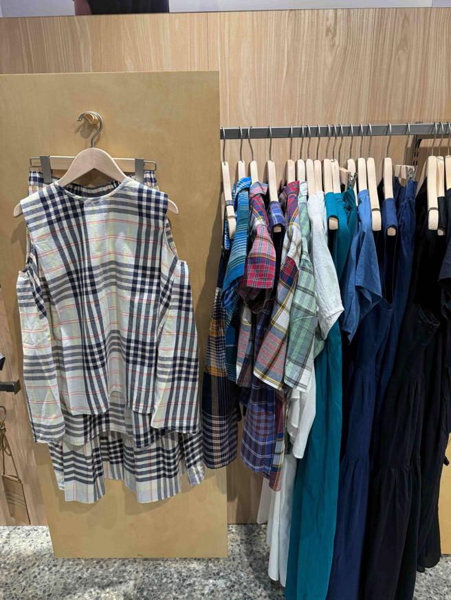 配色热情、明亮的「马杜拉斯」格纹服饰系列，预计6月上市。（古明弘摄）