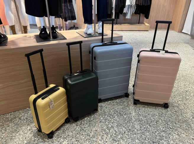 2023年销售近1亿元的的四轮硬壳拉杆箱，配合春夏也推出清爽的新色：白色、灰色、浅粉、浅黄、浅蓝及卡其绿等。（古明弘摄）