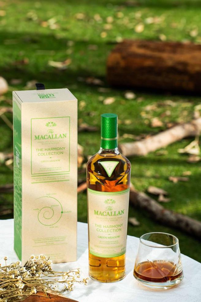 麥卡倫The Harmony Collection「萃綠麥穗Green Meadow」延續系列永續時尚的使命，包裝紙盒採用莊園回收的廢棄麥稈，可100%自然分解。（石智中攝）