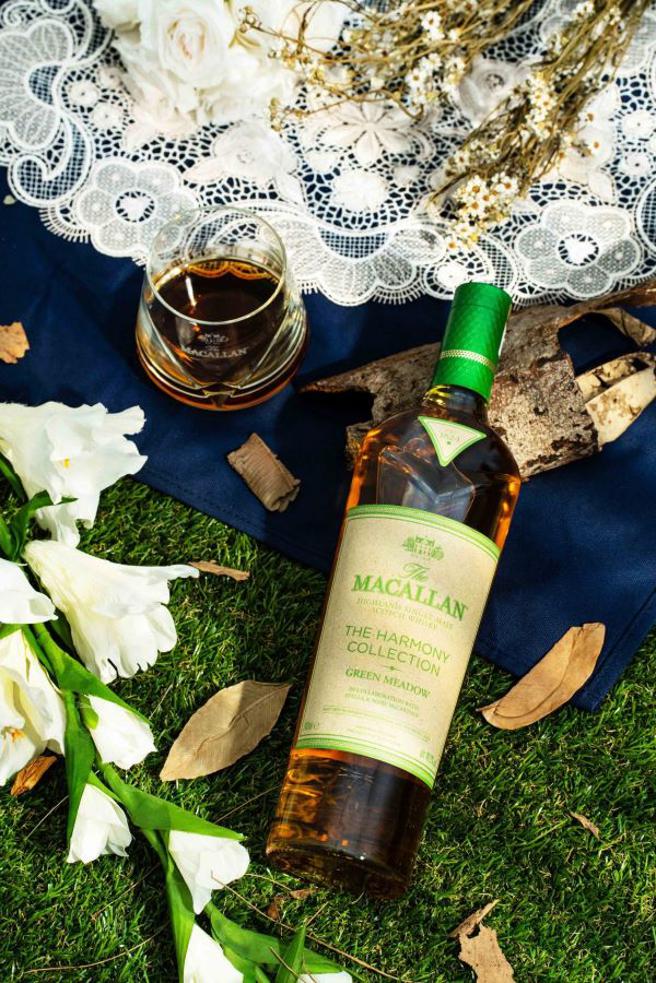 麥卡倫The Harmony Collection「萃綠麥穗Green Meadow」威士忌呼應蘇格蘭鄉村農場綠意郁蔥的草地，包裝也換上草綠色的外衣，更添時尚品味。（石智中攝）