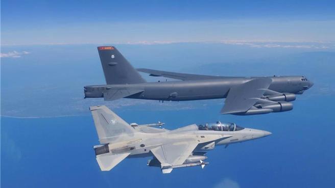 菲方FA50PH战机与美军B52H轰炸机，在南海展开联合空中巡逻。（图／菲律宾国防部）