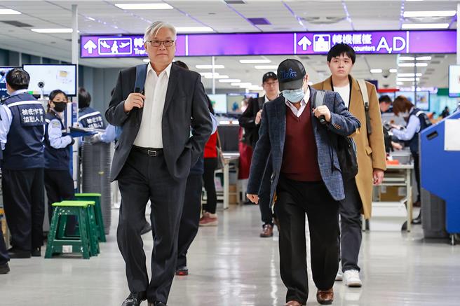 國民黨副主席夏立言（左）日前率領國民黨大陸事務部人員搭機飛往中國大陸，展開7天的訪問行程，造訪重慶、成都、濟南、青島等城市，夏立言19日結束行程返台時表示，此行主要是拜會台商，不會見到中國大陸官方人員，也與跟促成「朱習會」完全無關，並不知道朱主席有去的打算，所以也沒有做任何這方面的安排。（陳麒全攝）