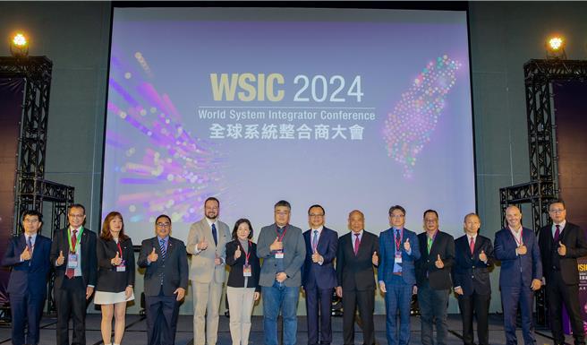 「2024全球系統整合商大會」數位部次長李懷仁（左七）見證9項合作備忘錄MOU簽署。（主辦單位提供）